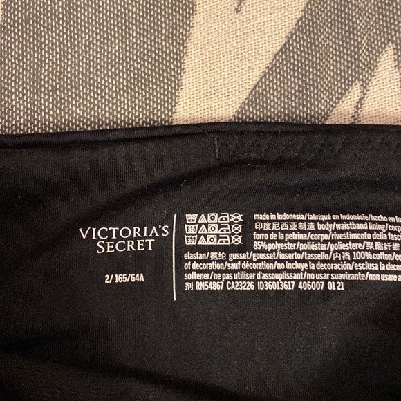 Victoria’s Secret knockout leggings w/ pockets - Picture 2 of 5